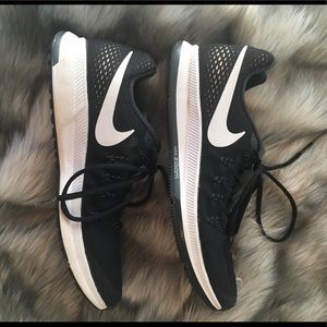 Nike Black & White Zoom Pegasus Size 11